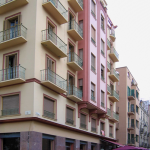 Edificio de viviendas en la calle Zegrí (Autor fotografía: Joaquín Ortiz de Villajos)