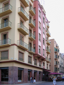 Edificio de viviendas en la calle Zegrí (Autor fotografía: Joaquín Ortiz de Villajos)