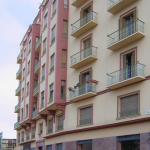 Edificio de viviendas en la calle Zegrí (Autor fotografía: Joaquín Ortiz de Villajos)