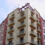 Edificio de viviendas en la calle Zegrí (Autor fotografía: Joaquín Ortiz de Villajos)