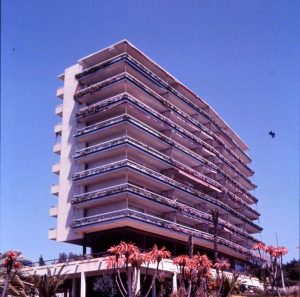 Uno de los bloques destinado a apartotel de la urbanización Eurosol, fotografía del Estudio Rafael de La-Hoz.