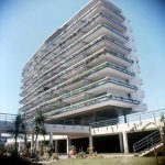 Uno de los bloques destinados a apartotel sobre la terraza superior, unida a los jardines comunitarios mediante pasarelas. Fotografía del Estudio Rafael de La-Hoz.