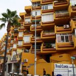 Fachada a la avenida Isabel Manoja del conjunto San Enrique (autor: Igor Vera Vallejo).