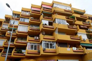 Detalle de la fachada a la avenida Isabel Manoja del conjunto San Enrique (autor: Igor Vera Vallejo).