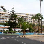 Fotografía de los años ochenta del Espigón de Torremolinos con los apartamentos Castillo de Santa Clara