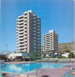 . Las torres Aloha desde la piscina comunitaria, fotografía del Estudio Lamela.