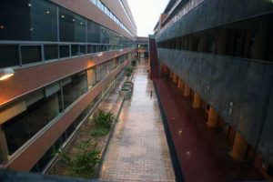 Facultad de Ingeniería en Telecomunicaciones de la UMA. Patio abierto interior (foto Rodríguez Marín)