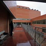 Facultad de Ingeniería en Telecomunicaciones de la UMA. Detalle de patio abierto interior (foto Rodríguez Marín)