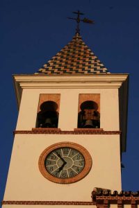 Iglesia Parroquial de Ntra. Sra. de los Dolores (Puerto de la Torre). Detalle de la torre campanario (foto Rodríguez Marín)