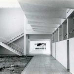 ca. 1961. Galerías sustentadas por unos pilares troncopiramidales típicos de la arquitectura de Fisac. Archivo Fundación Miguel Fisac.