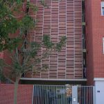 Edificio de viviendas en calle Escritor Antonio Soler nº.3. Detalle del cerramiento con maderas de los pasillos de comunicación superiores (foto Francisco Rodríguez Marín)