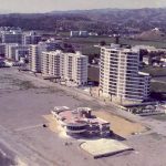 1967. Detalle:  los pilares troncopiramidales invertidos  que soportan el amplio voladizo curvo de la terraza inferior