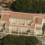 Edificio de la Escuela de Magisterio y su Aneja (1952-1961). Vista aérea de la Plaza de el Ejido. Detalle de la facha principal del edificio de Magisterio. (Goolzoom).