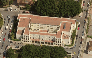 Edificio de la Escuela de Magisterio y su Aneja (1952-1961). Vista aérea de la Plaza de el Ejido. Detalle de la facha principal del edificio de Magisterio. (Goolzoom).
