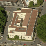 Edificio de la Escuela de Magisterio y su Aneja (1952-1961). Vista aérea de la Plaza de el Ejido. Detalle de la fachada lateral sur del edificio de Magisterio. (Goolzoom).